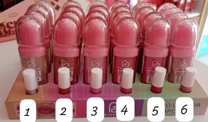 Lip Gloss Makeup - CriarBelle